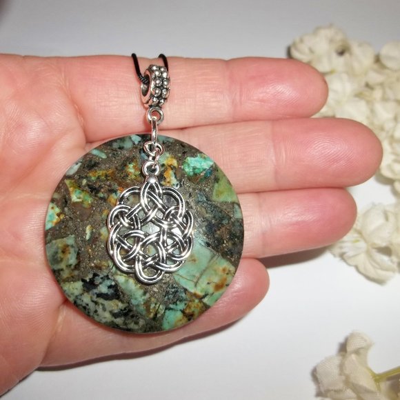 Celtic Knot Necklace with Green Gemstone NWT 5315 - Picture 6 of 8